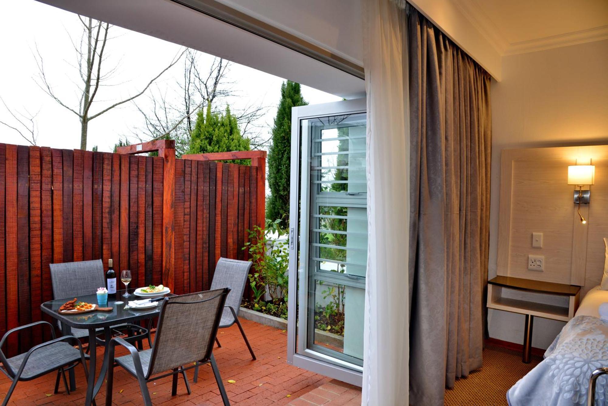 Val Du Charron Wine & Leisure Estate Hotel Уелингтън Екстериор снимка
